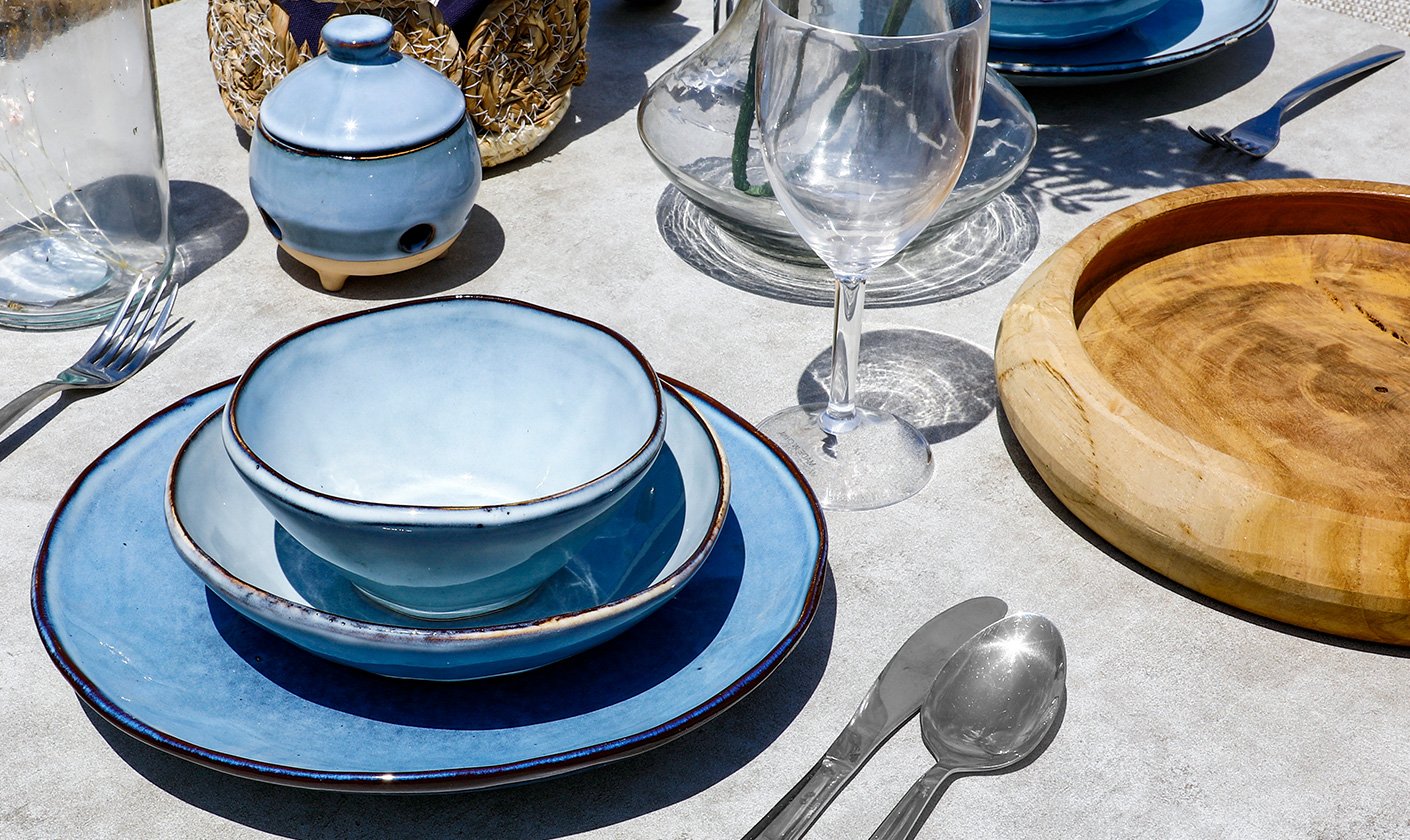 Elegant tableware sets with plates, bowls, and serving pieces for every dining occasion.